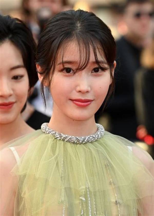 Actresses with Eye-Catching Shoulders: a Comprehensive List