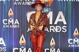 At Cmas, Lainey Wilson Celebrates Her Biggest Win, Her Dad’s Presence: ‘It Truly Is a Miracle’