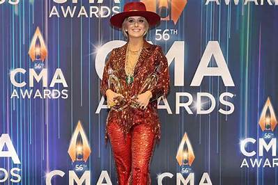 At Cmas, Lainey Wilson Celebrates Her Biggest Win, Her Dad’s Presence: ‘It Truly Is a Miracle’