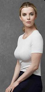 Betty Gilpin Bio: a Comprehensive Look into the Life and Career of the Talented Actress