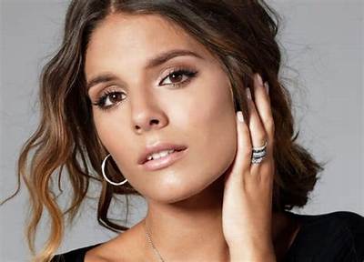 Caitlin Stasey – Biography, Facts & Life Story