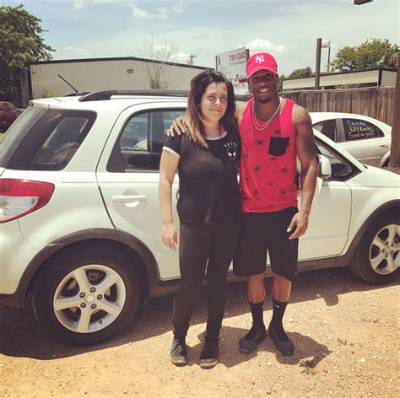 Carlin Isles: Girlfriend, Net Worth, Tattoos, Smoking & Body Facts