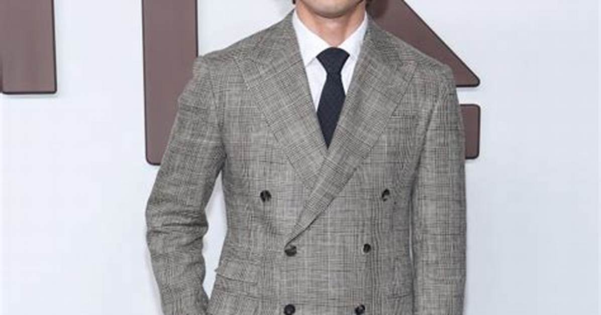 Charles Melton Height, Weight, Net Worth, Age, Birthday, Wikipedia, Who, Nationality, Biography
