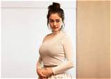 Danielle Galligan Height, Weight, Body Measurements, Bra Size, Shoe Size