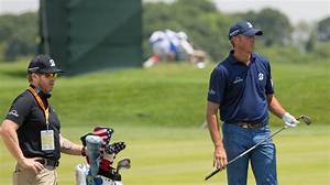 Do Any Pro Golfers Use a Chipper?
