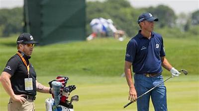 Do Any Pro Golfers Use a Chipper?
