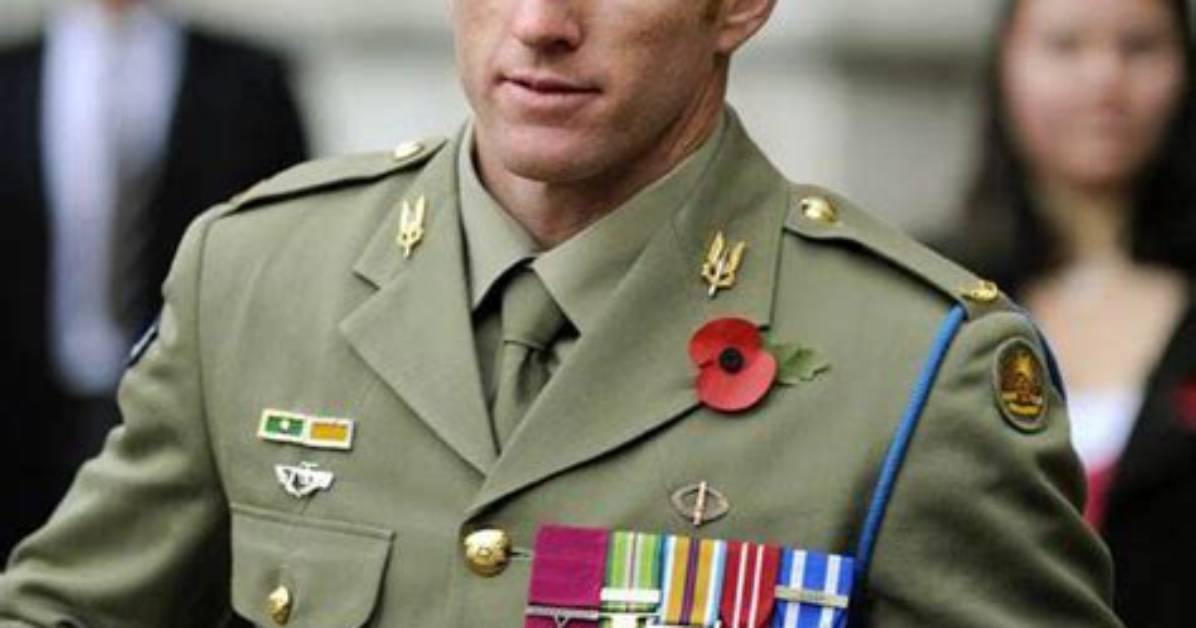Do Sas Wear Uniform?