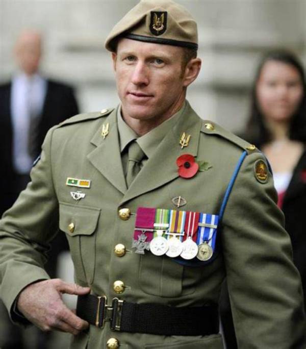 Do Sas Wear Uniform?