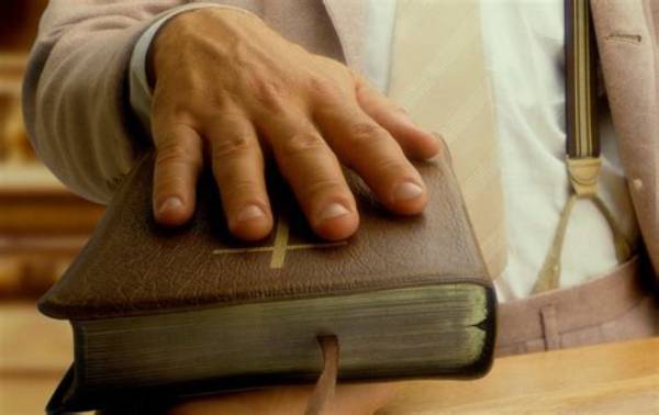 Do You Swear on the Bible in Court Uk?