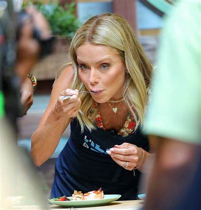 Does Kelly Ripa Have a Eating Disorder? Weight Loss & Other Issues