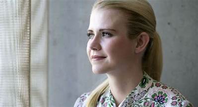 Elizabeth Smart Height, Weight, Net Worth, Age, Birthday, Wikipedia, Who, Nationality, Biography