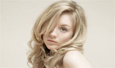 Emily Kinney – Biography, Facts & Life Story