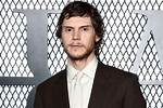 Evan Peters: Exclusive Insights & News