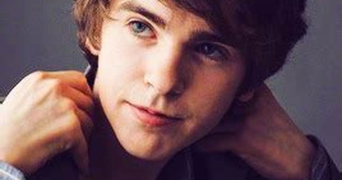 Freddie Highmore Dating Net Worth Tattoos Smoking