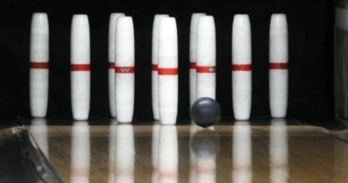 How Do You Score in Candlepin Bowling?