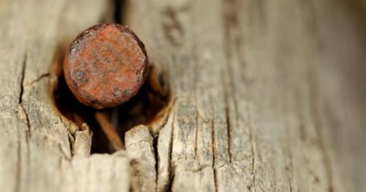 How to Clean a Rusty Nail With