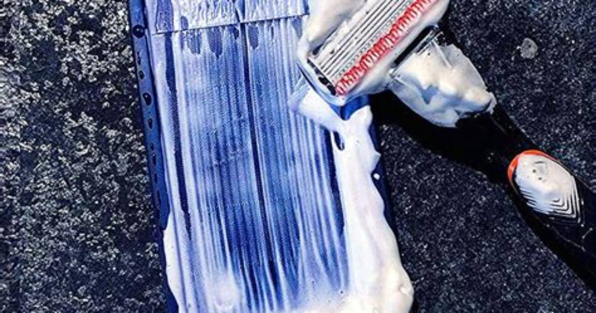 How to Clean Gunk from Razor