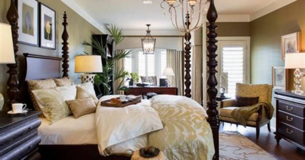 How to Decorate a Four Poster Bed