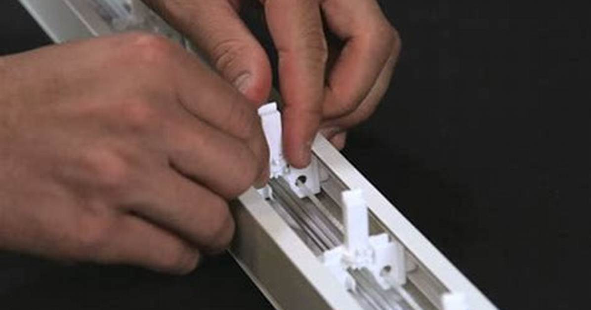 How to Fix a Vertical Blind Stem