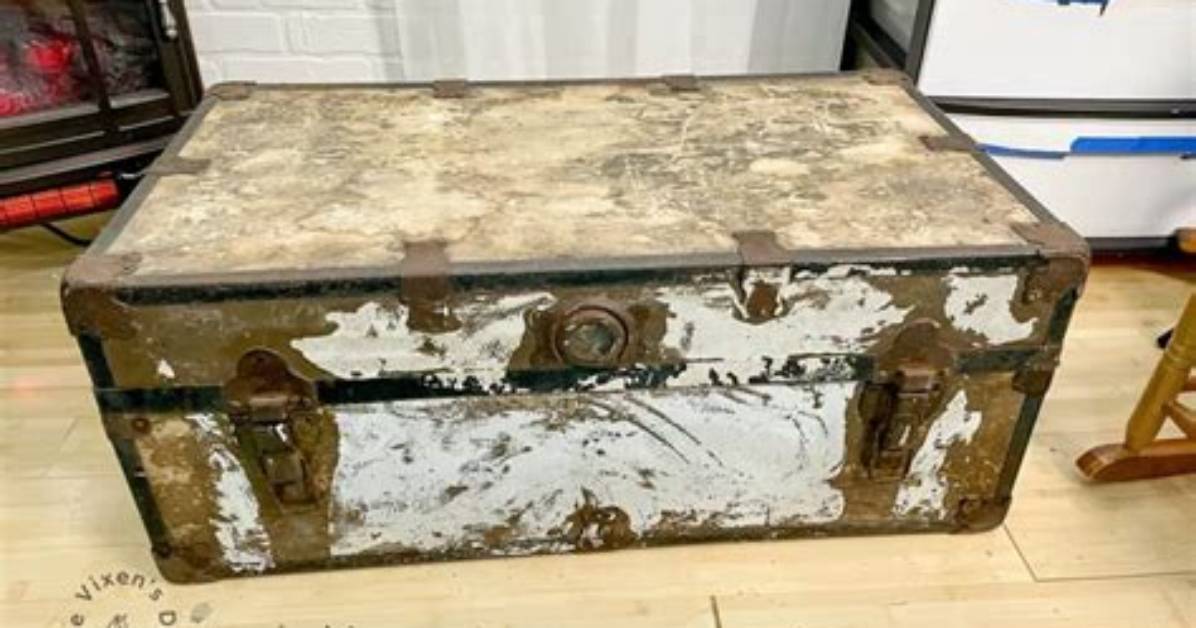 How to Refinish an Old Wood Trunk