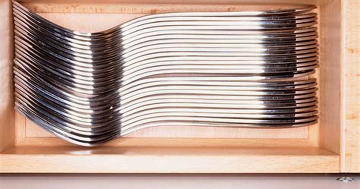 How to Store Flatware in Proper Order in a Silverware Box