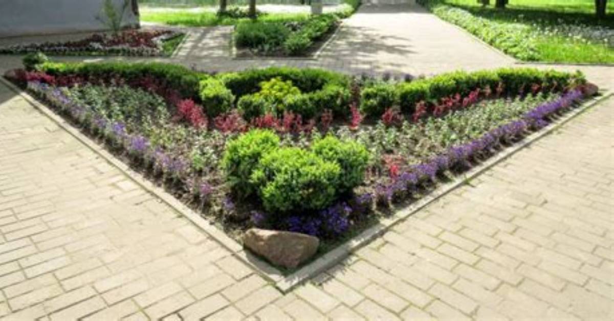 Ideas to Landscape a Triangle Shaped Front