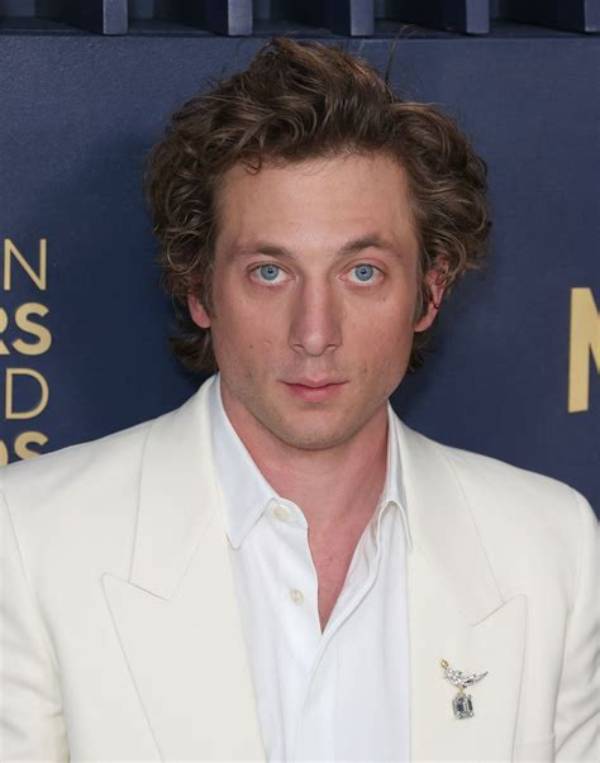 Jeremy Allen White Stature in Numbers: a Comprehensive Guide