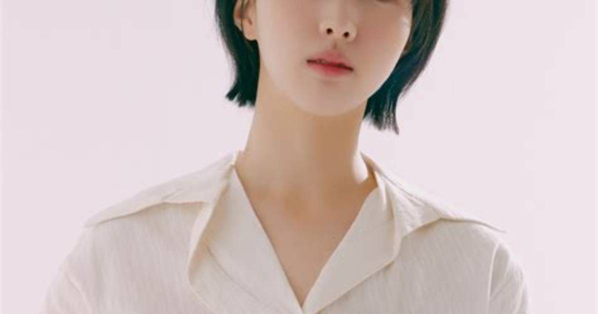 Kim Si-Eun: Rising Star in the Entertainment Industry