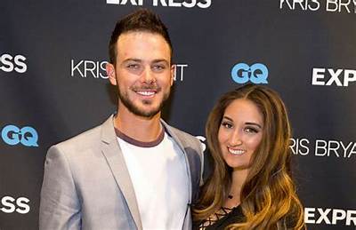 Kris Bryant – Bio, Wife, Salary, Height, Age, Net Worth, Parents, Family