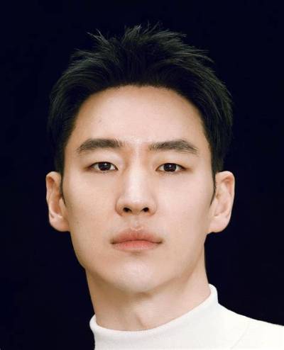 Lee Je Hoon: the Korean Heartthrob's Career and Personal Life