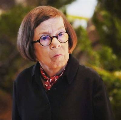 Linda Hunt Bio: Age, Height, Wife, Car Accident