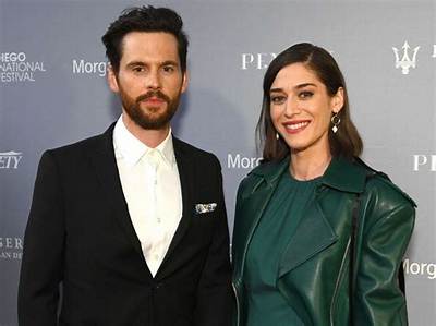 Lizzy Caplan Kid with Her Husband Tom Riley? Family