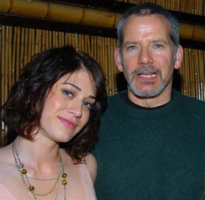 Lizzy Caplan Parents: Who Are Richard Caplan and Barbara Bragman?