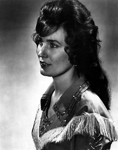 Loretta Lynn: Young Photos & Early Career Pictures
