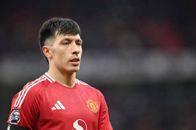 Man United Lisandro Martinez Ignores Criticism & Worries About His Height