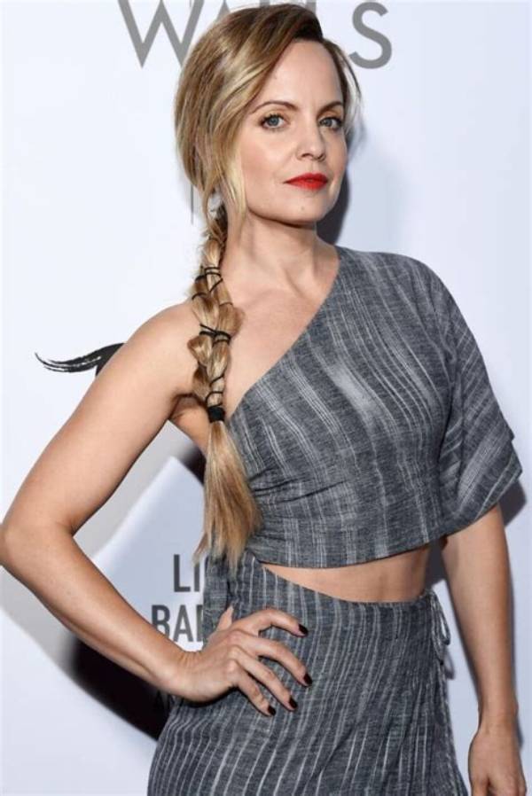 Mena Suvari Biography, Age, Height, Husband, Net Worth, Family ·