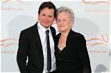 Michael J. Fox Remembers His Mom 2 Weeks After Her Death at ‘Back to the Future’ Comic-Con Panel