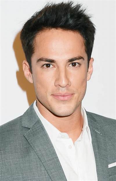 Michael Trevino Height, Weight, Net Worth, Age, Birthday, Wikipedia, Who, Nationality, Biography