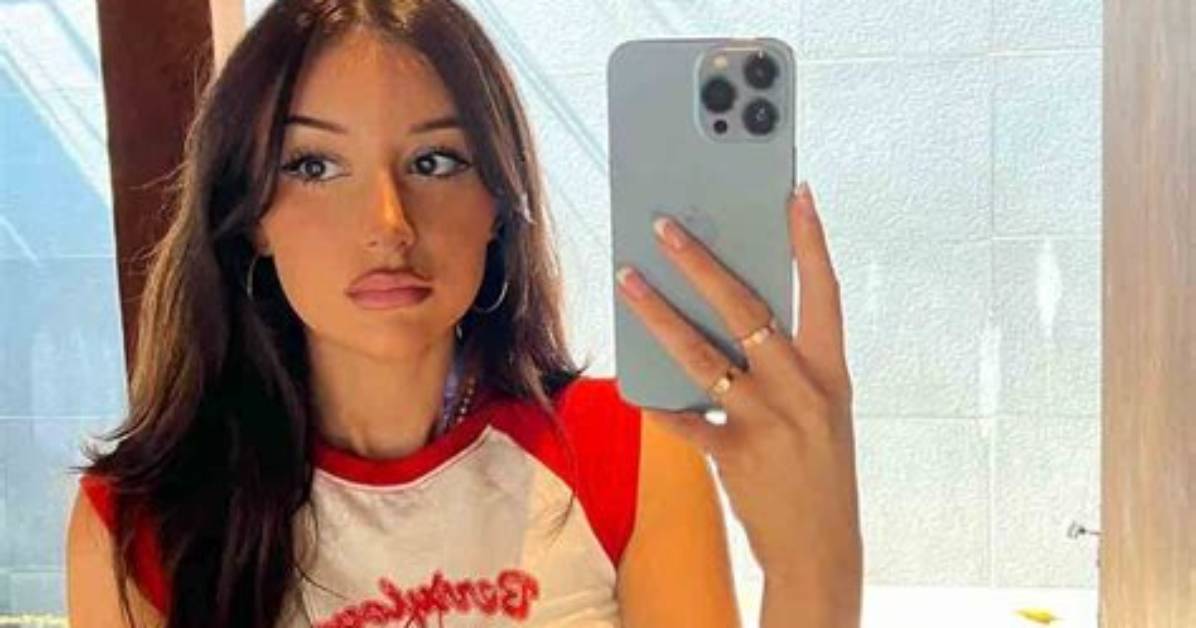 Mikaela Holmes Bio, Wiki, Age, Height, Family, Boyfriend, Yoga and Net Worth.