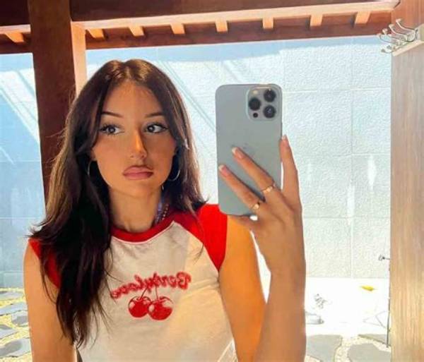 Mikaela Holmes Bio, Wiki, Age, Height, Family, Boyfriend, Yoga and Net Worth.