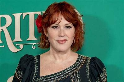 Molly Ringwald Net Worth, Salary, Lifestyle, Age, Family, Wiki, Biography & More