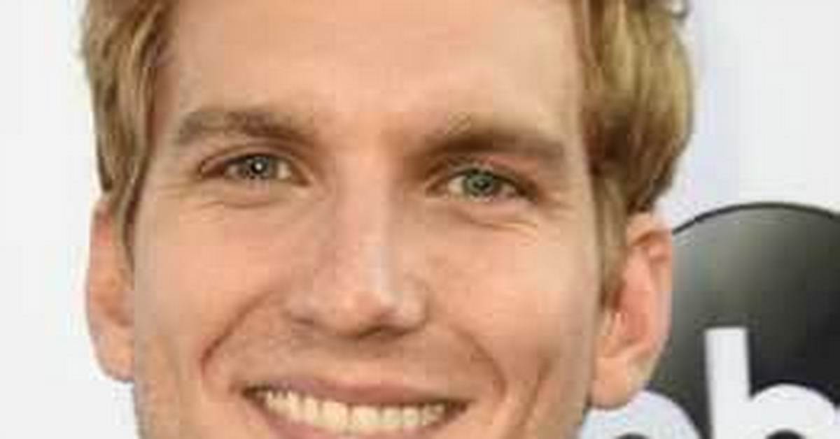 Scott Michael Foster S Biography Net Worth Fact Career Awards And
