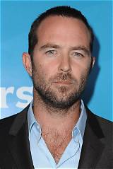 Sullivan Stapleton Bio, Age, Height, Husband, Children, Actor, Movies, and Net Worth