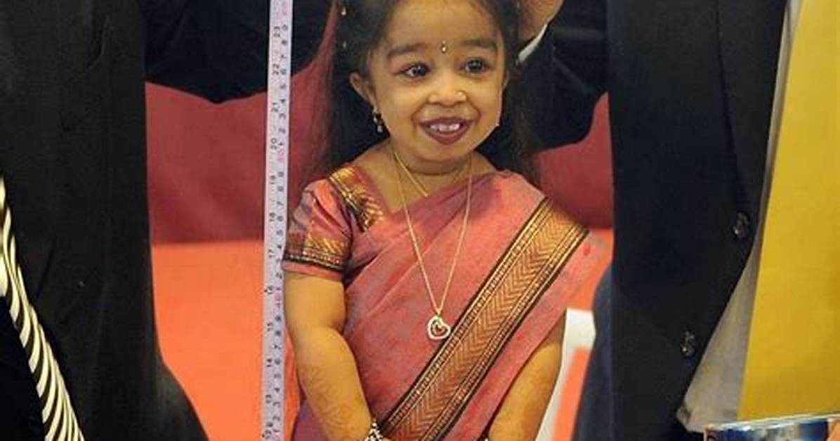 The Tiniest Woman in the World Who Holds The