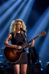 Tori Kelly Height