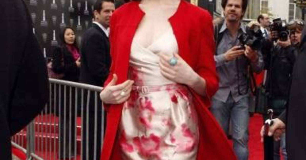 Unveiling the Secrets of Anne Hathaway's Height: Discoveries and Insights