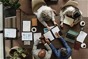 What Happens to a Corporation If a Shareholder Dies?