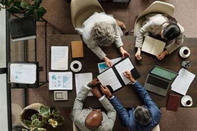 What Happens to a Corporation If a Shareholder Dies?
