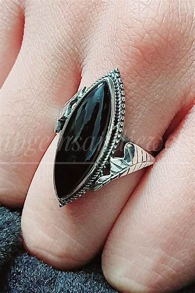 Where Should I Wear My Onyx Ring?