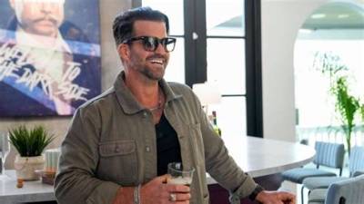 Who Wrote the Note to Johnny Bananas on House of Villains?